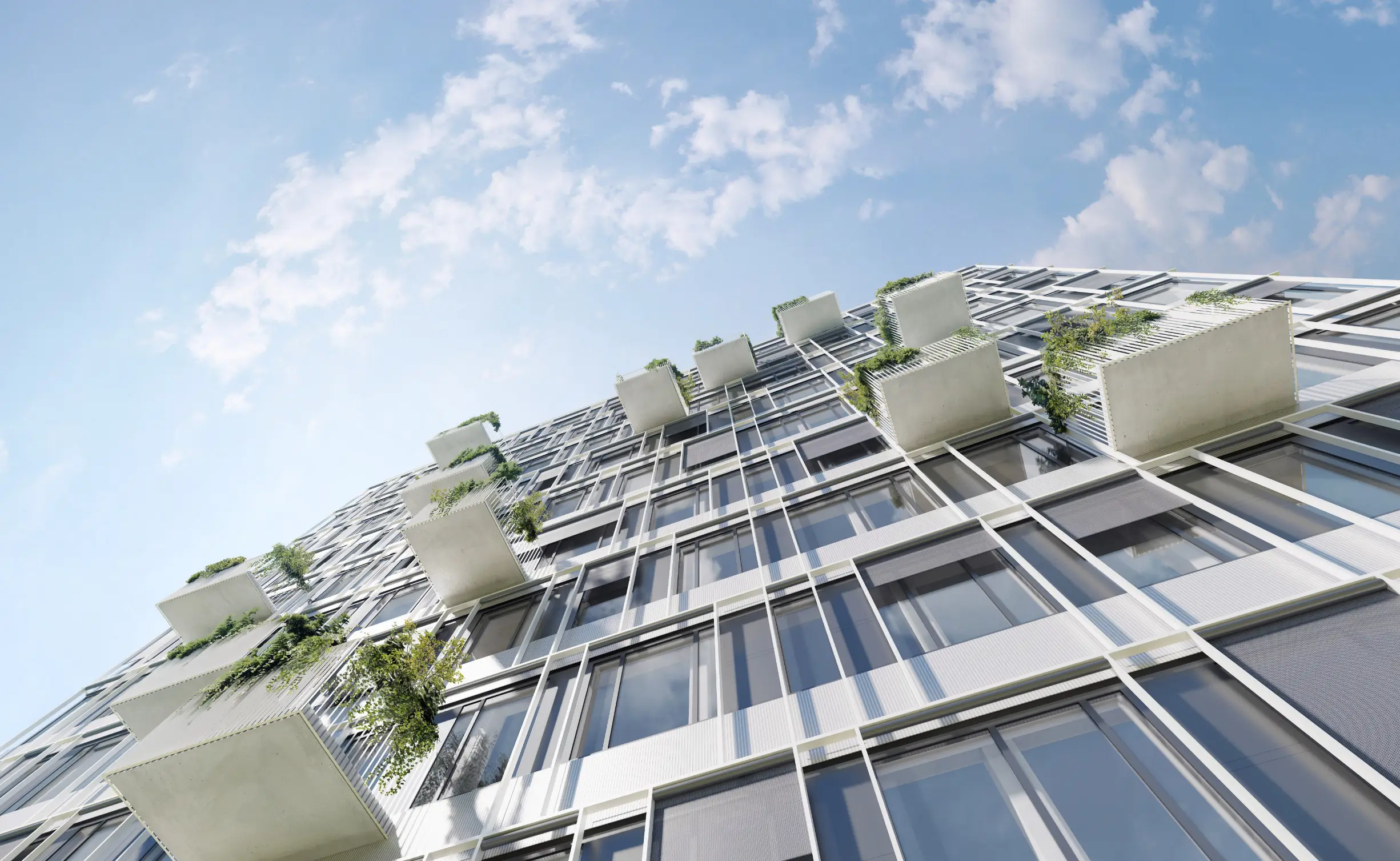 Moderne Hochhausfassade, von unten fotografiert, mit bepflanzten Balkonen.