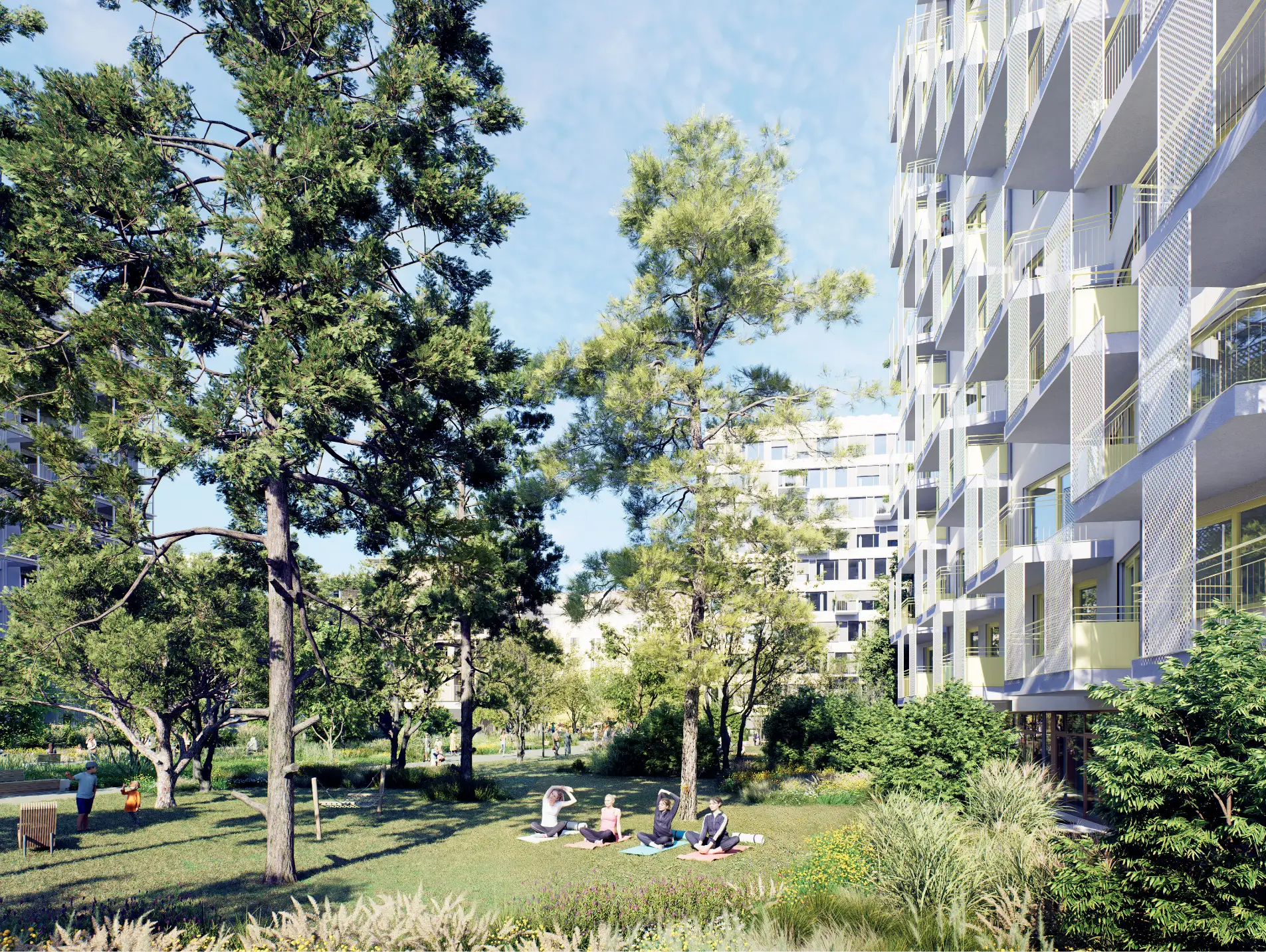 Eine Gruppe von Menschen praktiziert Yoga auf einer Wiese vor einem modernen Mehrfamilienhaus mit hellen Balkonen.