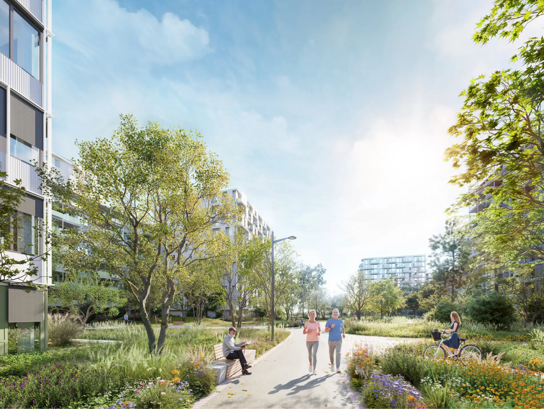 Parkähnliche Anlage zwischen Wohngebäuden mit zwei Joggern auf einem hellen Weg und blühenden Wildblumen.