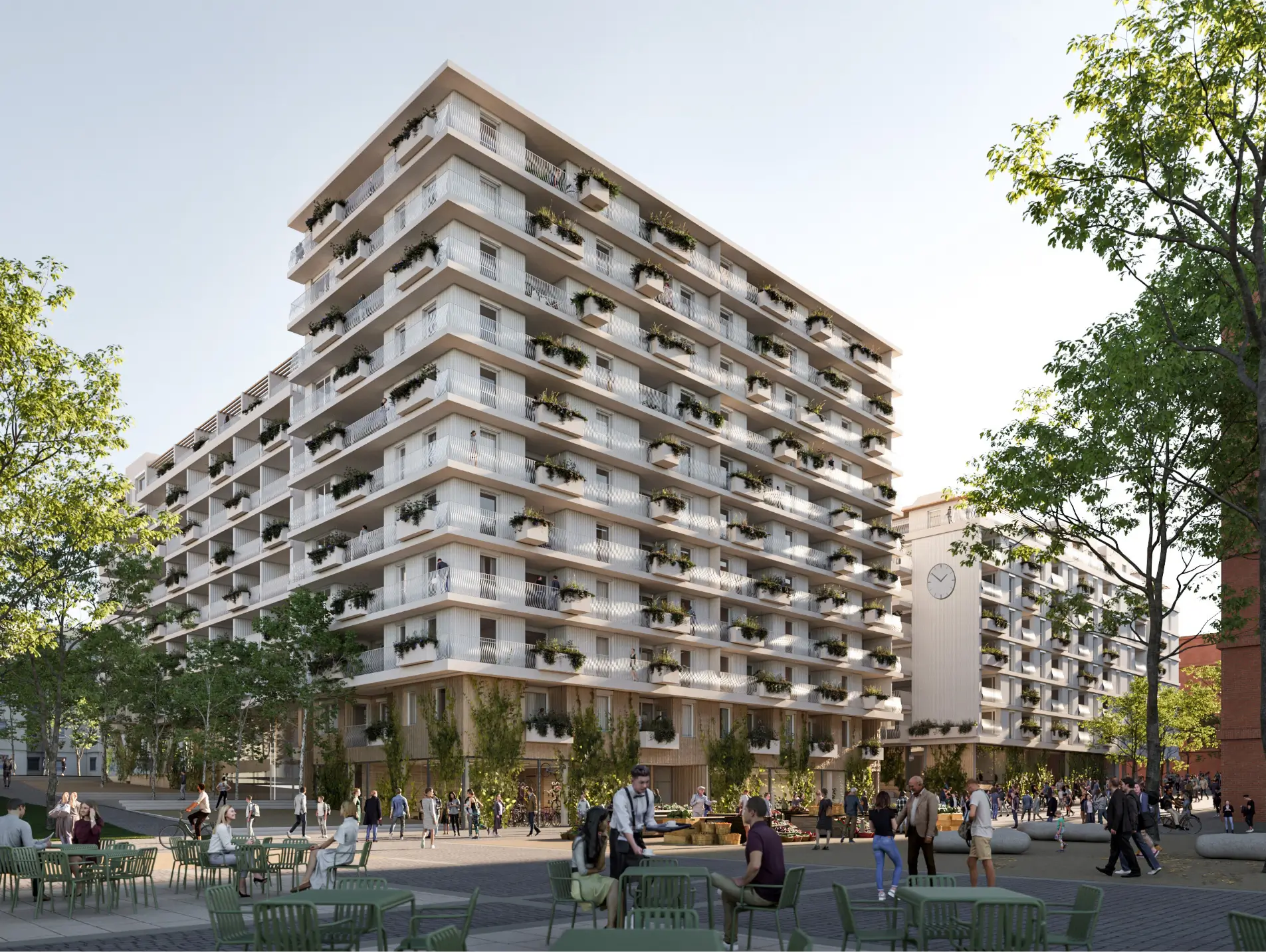 Belebter urbaner Platz vor einem großen Wohngebäude mit Außengastronomie und Passanten.