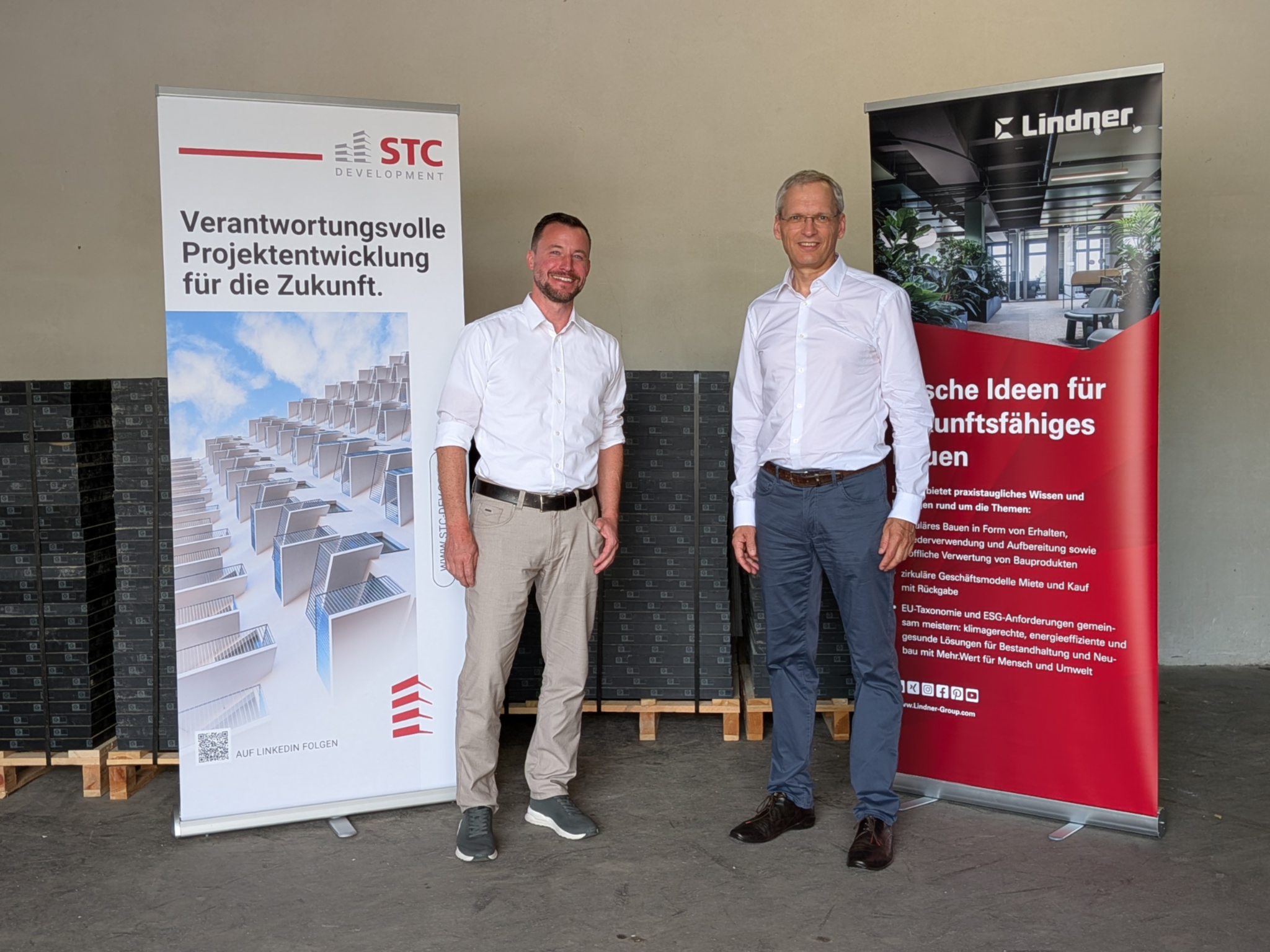 Matthias Waibel (STC) und Harald Mezler-Andelberg (Lindner) begutachten die „Ernte“ vor Ort, © STC Development